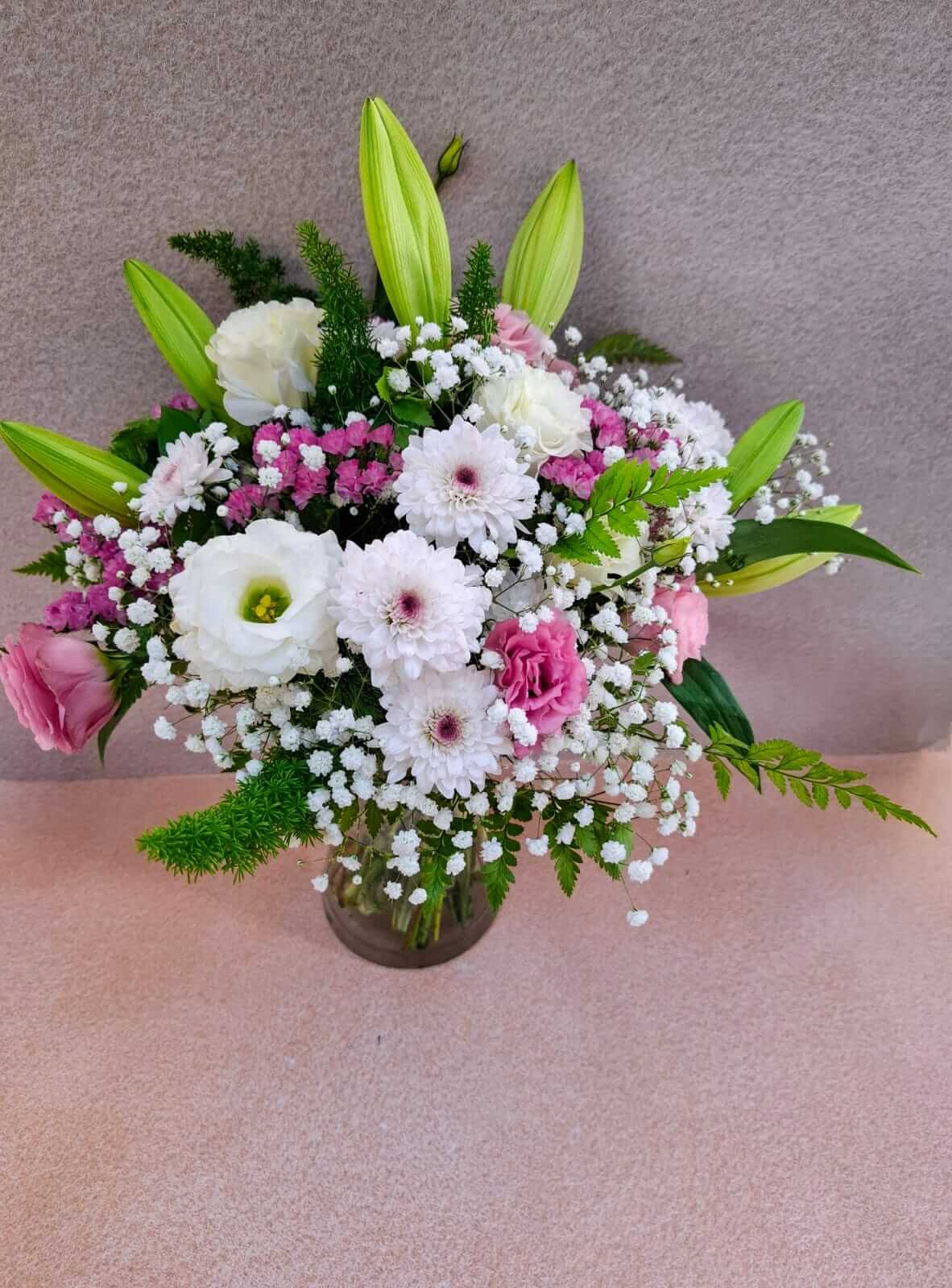 זר פרחים עכשיו התור לאהבה - זר בגווני ורוד לבן ירוק