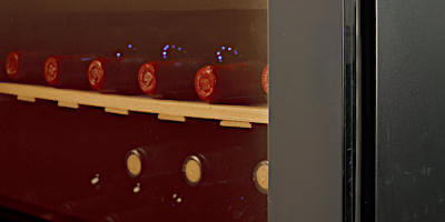 מקרר יין אינטגרלי עילי עד 25 בקבוקים Touch-to-Open דגם SU-27B