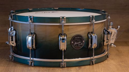 תוף סנר עם חתימה SIG-1406 מסדרת Alex Cunha series בצבע ירוק עם גוונים בגודל 14x06 אינץ' מבית Odery-(Brazil)