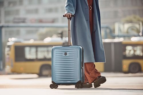 מזוודת הטרולי Victorinox Airox במהדורה מוגבלת בשחור צהוב BVB 