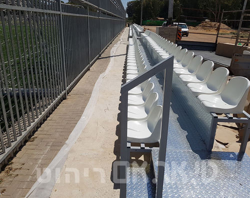 טריבונות ללא קירוי