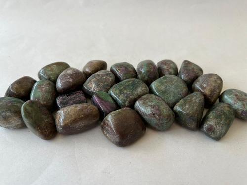רובי עם פושסייט חלוק RUBY FUCHSITE