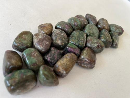 רובי עם פושסייט חלוק RUBY FUCHSITE