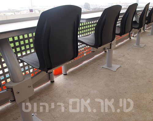 שורה של שולחנות עיתונאים