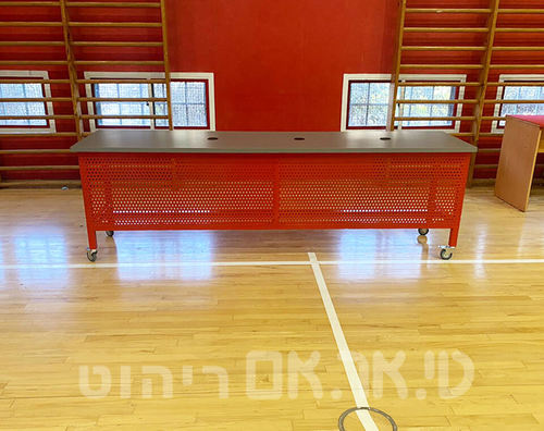 שולחן עם חורים למחשב