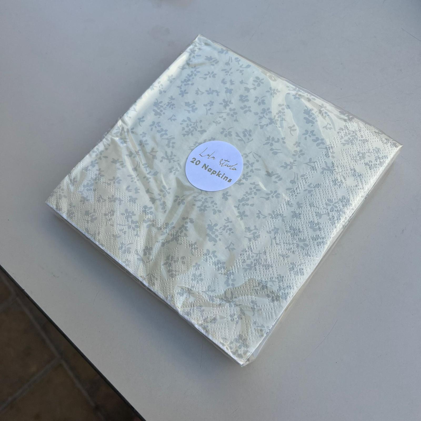 מפית - Cream with Light Blue flowers