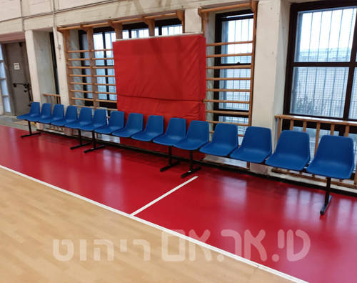 שורה ספסלים לשחקן