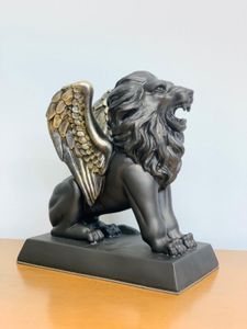 פסל אריה מאסיבי בצבע שחור עם כנפיים מוזהבות / לבן חלק