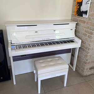 פסנתר חשמלי עומד F-83 מסדרת MUSICIAN עם קלידים מעץ בצבע לבן מבית Pearl River