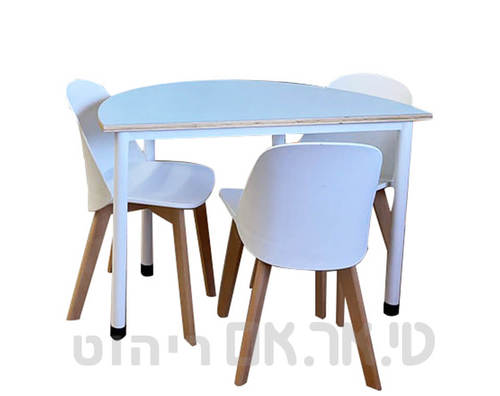 חצי עיגול עם כסאות