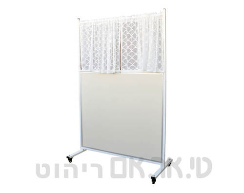 מחיצה עם וילון