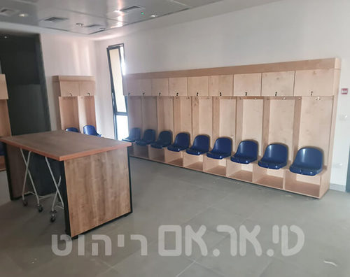 חדר הלבשה לשחקני כדורגל או כדורסל