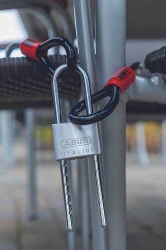 מנעול תליה מתכוונן טיטליום תוצרת ABUS - תמונת תדמית של המנעול נעול על מוט