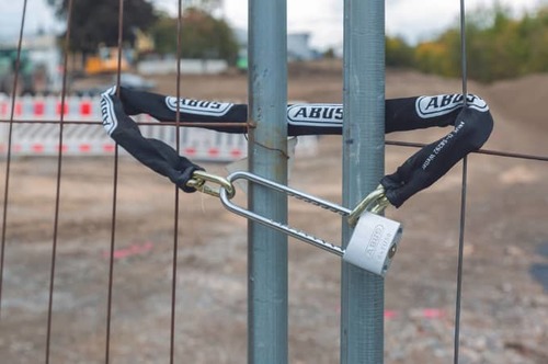 מנעול תליה מתכוונן טיטליום תוצרת ABUS - תמונת תדמית של המנעול נועל שער
