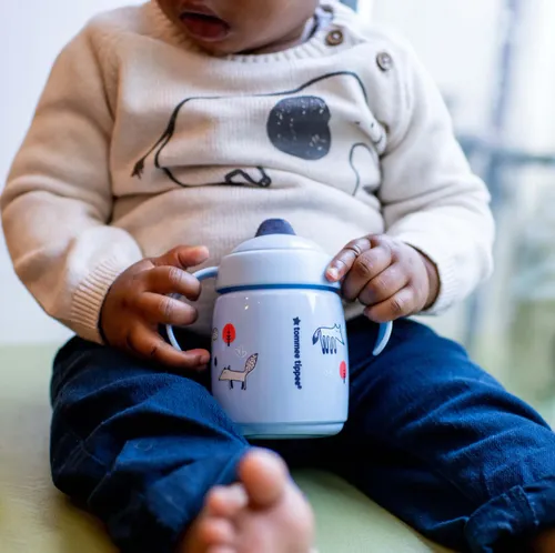 כוס שתיה ואימון עם פייה רכה נגד נזילות וידיות אחיזה לגיל 6 חודשים+ בנפח 300 מ''ל - כחול