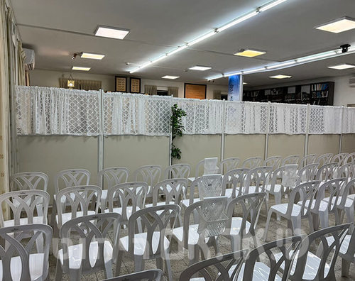 מחיצה עם וילון
