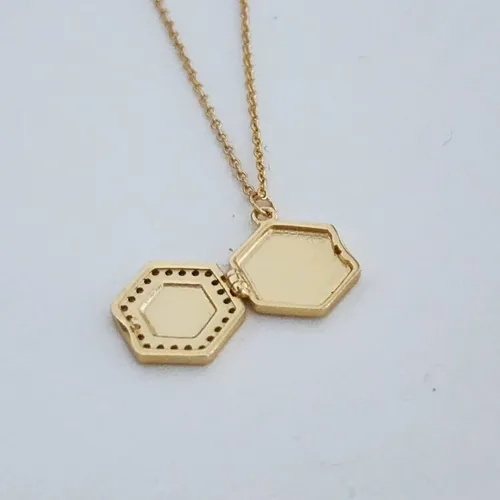 שרשרת תליון זהב משושה נפתח (עם מקום לתמונה) משובץ זרקונים - סמנתה (בקופסת מתנה מהודרת)