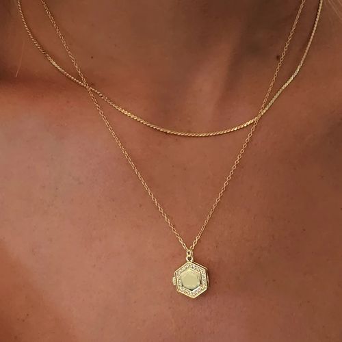 שרשרת תליון זהב משושה נפתח (עם מקום לתמונה) משובץ זרקונים - סמנתה (בקופסת מתנה מהודרת)