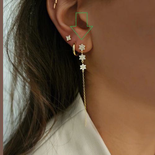 זוג עגילי שרשרת מצופי זהב עם 3 פרחים משובצי זירקונים - קרלי (בקופסת מתנה מהודרת)