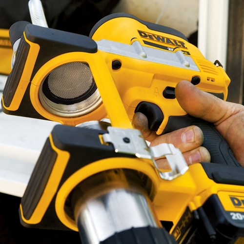 אקדח גריז נטען DEWALT DCGG571NK 18V - לחץ 690 בר עם צינור גמיש מטר, תאורת LED ורצועת כתף לגירוז ציוד כבד