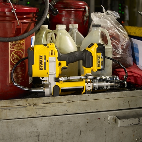 אקדח גריז נטען DEWALT DCGG571NK 18V - לחץ 690 בר עם צינור גמיש מטר, תאורת LED ורצועת כתף לגירוז ציוד כבד
