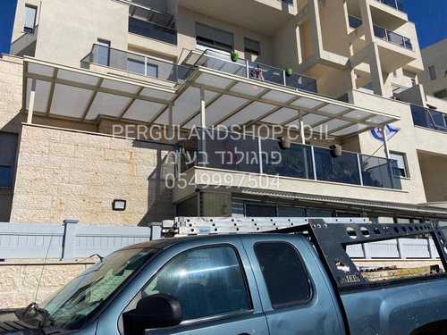 פרגולת אלומיניום הייטק פרימיום סנפל חצי שקופה בגוונים שונים . הגנה מפני מים ושמש ויופי בלי סוף . מפרט טכני בתחתית הדף