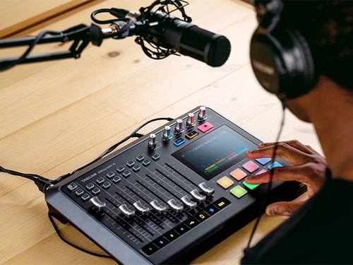 מיקסר הקלטה לפודקאסט Tascam Mixcast 4