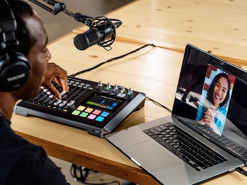 מיקסר הקלטה לפודקאסט Tascam Mixcast 4