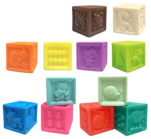 12 קוביות משחק רכות עם במגוון צבעים וטקסטורות