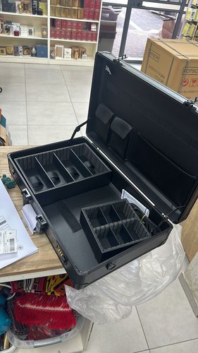 מזוודה מפוארת לספרים מקצועיים בצבע שחור