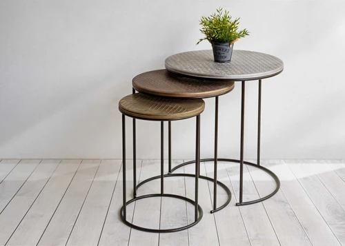 שלישיית שולחנות קפה עגולים ממתכת בשילוב עץ Tudo Design דגם סמדי