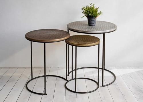 שלישיית שולחנות קפה עגולים ממתכת בשילוב עץ Tudo Design דגם סמדי
