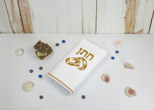 מגבות לחתן וכלה דגם חתן טבעות זהב