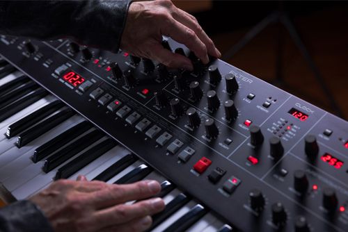 זוית נוספת SEQUENTIAL TRIGON 6 POLYPHONIC SYNTHESIZER