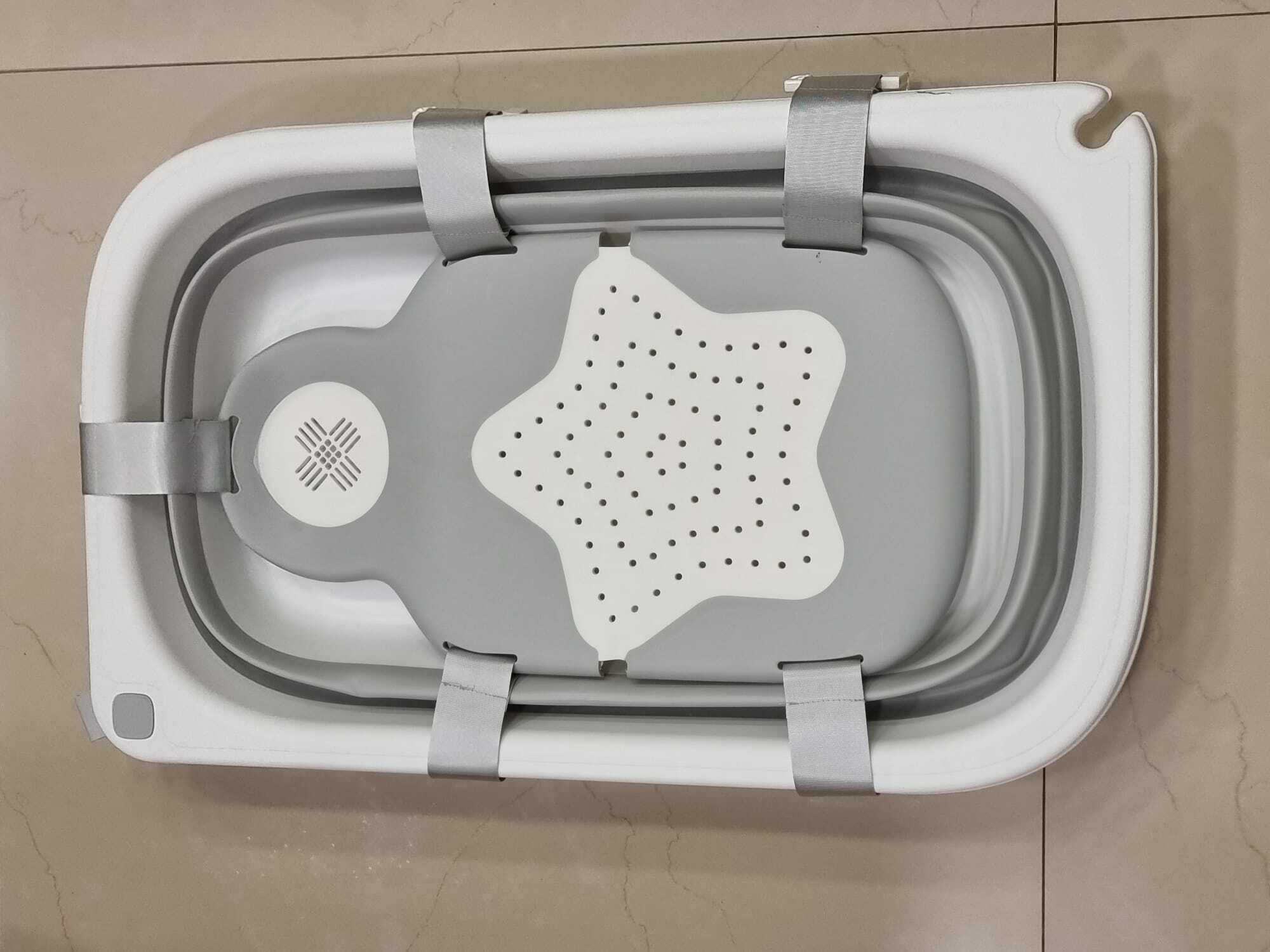 אמבטיה מתקפלת מסיליקון לתינוק עם רגלי הגבהה מתקפלות ומושב פנימי - אפור בייבי מישל