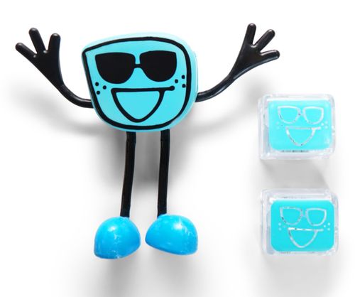 חברים זוהרים באמבטיה - שתי קוביות זוהרות במים ובובת חבר בלייר Blair