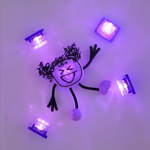 חברים זוהרים באמבטיה - שתי קוביות זוהרות במים ובובת לומי Lummy