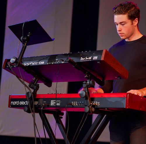 זוית נוספת On Stage KSA7500 Universal Second Tier for X-Style Keyboard Stand 