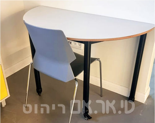 כסא עם שולחן ליחיד