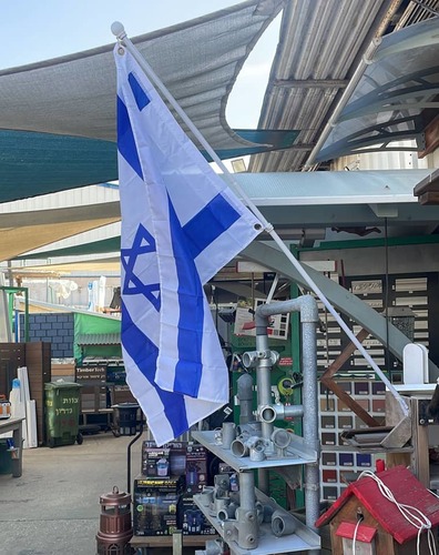 מתקן לדגל כולל מוט ודגל