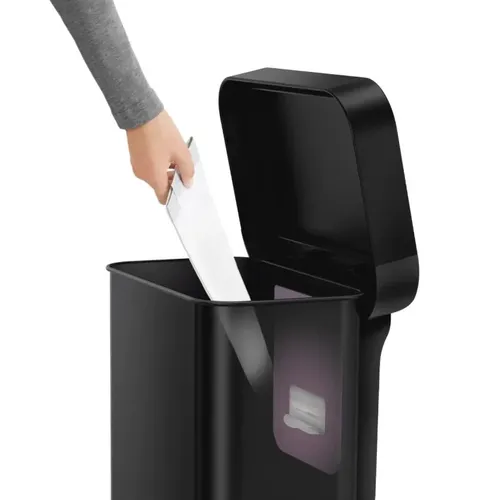 פח אשפה למטבח 45 ליטר שחור מט - SimpleHuman מתוך קולקציית פחי אשפה למטבח (תמונת אווירה) - עשוי מחומרים עמידים בפני לחות וחלודה לאורך זמן