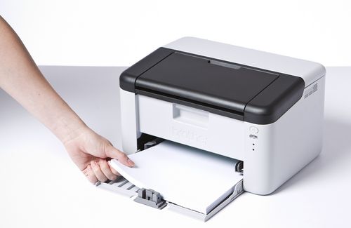 Brother HL‑1210W – מדפסת פשוטה, אמינה עם תפעול קל, עלות תפעול נמוכה ושימוש באפליקציית iPrint&Scan. 