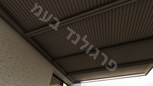 פרגולות אלומיניום יוקרתית : הייטק פרימיום ROYAL CROWN תלויה המשלבת כתר היקפי U 120*50 , הצללה במראה פסים *ללא רווח* והגנה בפני גשם ע