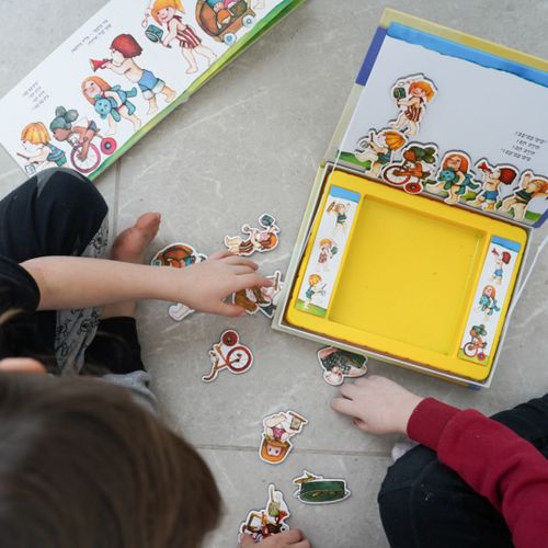 ערכה עם 15 מגנטים, 3 כרטיסיות וקופסה רב פעמית עם דופן מגנטית - תירס חם