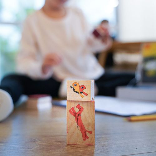 ערכה עם 7 חותמות, כריות דיו ועפרונות בקופסא רב פעמית - איה פלוטו