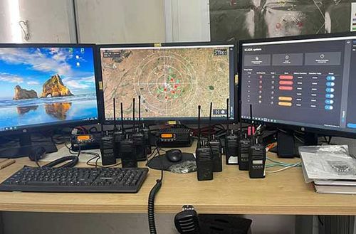 פתרונות תקשורת עצמאיים ומכשירי קשר לווייניים לצרכים ביטחוניים