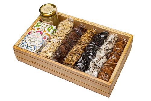 מארז פירות יבשים ופינוקים The Box
