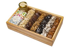 מארז פירות יבשים ופינוקים The Box