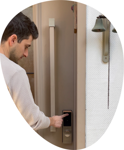 ELOCK WIZE מנעול חכם המשלב אפליקציה, טביעת אצבע, קוד אישי, צ׳יפ קירבה, שלט רחוק ומפתח