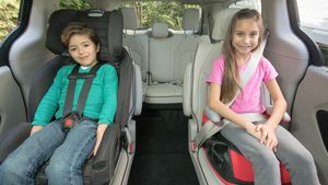 מדוע בטוח יותר להשאיר את הפעוט שלך במושב בטיחות במקום במושב הגבהה?